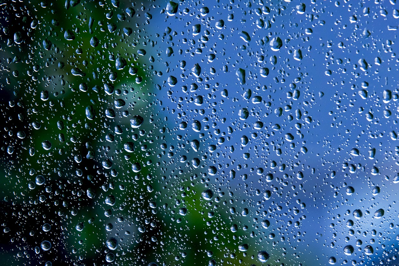 雨粒のついた窓